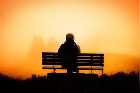 60岁大妈二婚彩礼10万，有90后感慨：我这头婚不如一个大妈图片