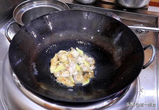 白菜和草鱼一起做，原来这么好吃，掌握这个关键，汤汁浓白鲜香