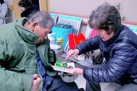 “满堂儿女，不如半路夫妻”60后母亲出院后的一席话，耐人寻味图片