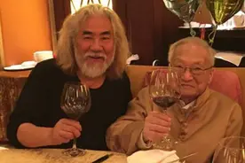 央视导演与张纪中同居12年，带马云上山修道，晚年被指移情干儿子图片