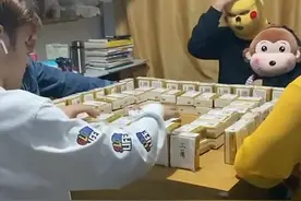 人才！大学生寝室内自制纸巾麻将，网友调侃：上厕所要选张好牌图片