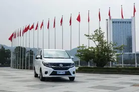 5.1米长，空间超大！这台1.8T手动挡的风行M7有意思图片