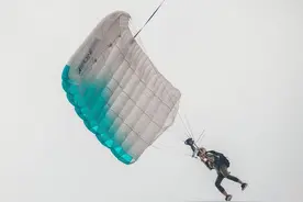 翼装女孩坠落天门山之后：大学同学认为她很酷，好像不是“同一个世界的人”图片