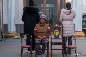 艾滋病有多可怕？导演跟拍染艾村民的生活，一座座坟墓令人唏嘘图片