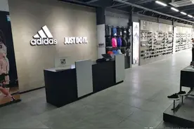 满大街的阿迪达斯耐克折扣店，有真的吗？图片