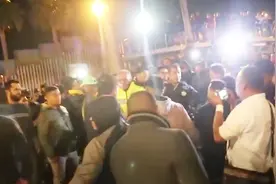 冲突升级！美墨边境居民排成“人墙”抗议移民大军入侵：滚回去视频封面