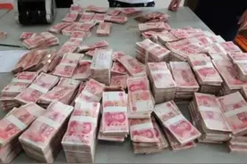 为何成捆人民币在越南当街摆放？去越南首都可以直接使用人民币图片