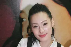 梁洛施扎马尾太减龄！穿背带裙变小女生，一脸学生气不像当妈的人图片