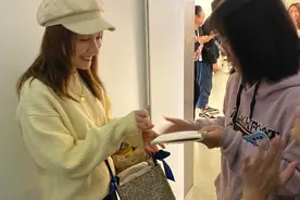 路人镜头下的吴昕美出圈，米色毛衣配黑西裤，土妞变成了时尚达人图片