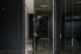 都是玻璃门，你家装的土里土气，别人家这么高级好看，还不换了？图片