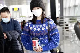 被董洁的毛衣穿搭惊艳了！把毛衣塞裤子里，不臃肿反倒凹出时尚感图片