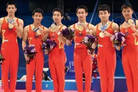 57岁李宁现状，身价超100亿，儿女双全，妻子风韵犹存图片
