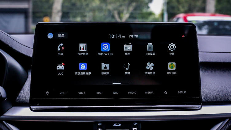 起亚k3低配座椅问题_全新K3运动轿跑元素_悦动内饰层次感