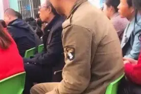 爸爸家长会上成“焦点”，一出场大家沉默了，孩子：我不要面子？图片
