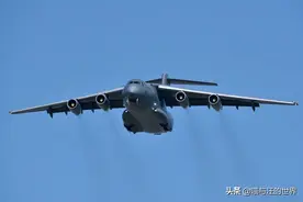 B-52战机到底有多大？把它P到航母上，对比一下就明白了图片