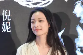 倪妮穿金色闪光裙，如美人鱼一般灵动优雅图片