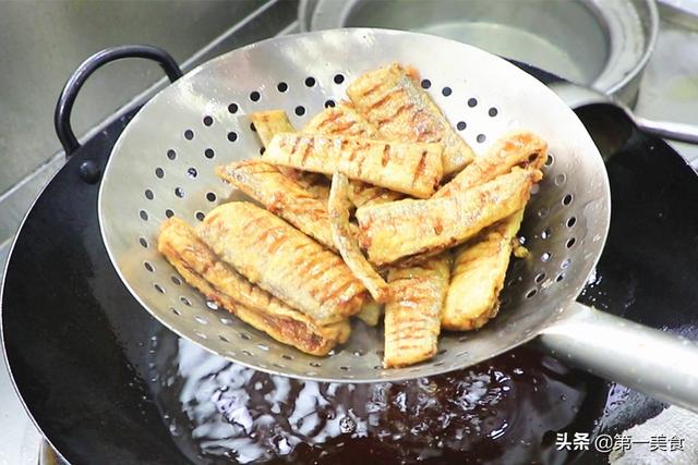 不管炸啥鱼，都不能直接下锅炸！教你正确做法，焦香不腥不破皮
