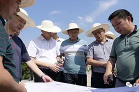 专家组对石门新关铁路专用线项目进行预可研评审图片