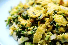 藠头长得既不像葱也不像蒜，味道却兼而有之，用来炒蛋粉糯又鲜甜图片
