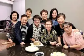 邓光荣遗孀过生日，好友齐聚气色好，两个女儿未能出席成遗憾图片