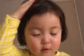 表情包：我困了，快摸摸头，哄我睡觉图片