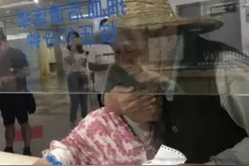 搞笑GIF趣图：大爷，你这也太贪心了，翻车了吧图片