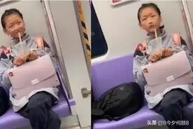 小学生因酷似周冬雨地铁走红，她笑的一瞬间，网友：我沦陷了图片