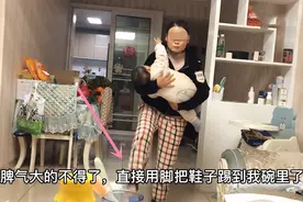 凌晨一点宝宝哭闹不睡，妈妈气愤将鞋踢进老公碗里，网友点赞不断图片