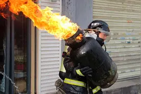 燃气着火先关阀还是先灭火？“专家”误导大批网友，消防员急辟谣图片