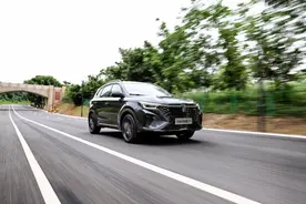 发动机、变速箱全获十佳大奖，这台荣威RX5 PLUS真的可以硬刚合资图片