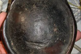 小伙帮爷爷打扫房间，发现床底有个木箱，好奇打开一瞧，两眼发傻图片