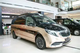 最新奔驰7座保姆车帅气设计，2.0T动力+空气悬挂，会成为爆款吗图片