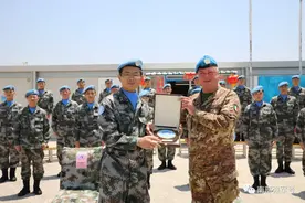 昨天，这位外军少将向我军官兵伸出大拇指图片