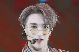 舞台上的张艺兴和平时的他大不相同，充满性感时尚图片