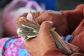 65岁大爷倾诉：跟儿子养老后，退休金6500的我，却买不起20块的烟图片