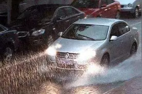 雨刮器刮不干净？别修也别换胶条，老司机教你一招，省事又省心图片