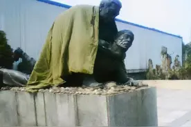 大学生晒被子成“特色”，被子随处可见，学校雕像：我觉得有点热图片