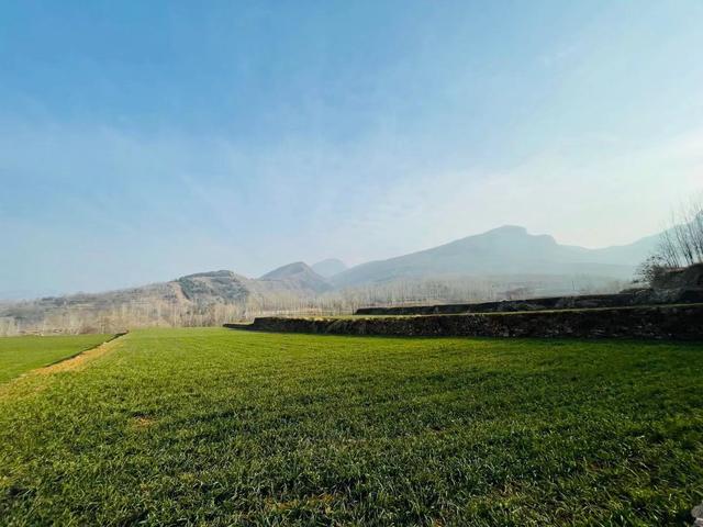 郑州驴友徒步经典户外线路，万丈梯刀背山穿越小长城黄金大草原