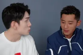 张继科做客李佳琦直播间，肤色反差太明显，被调侃为海尔兄弟图片