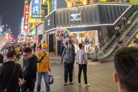 黄兴南路商业步行街，这条街上的店铺全是排队王，人流量巨大图片
