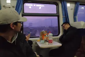 没有一个人是一座孤岛——火车里的人间百态图片