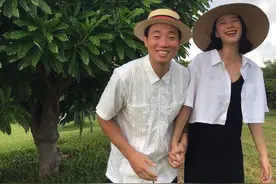 姜gary晒与妻子三年前合照，两人甜蜜拉手灿笑狂撒狗粮图片