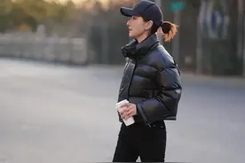 冬季穿短款羽绒服，搭这几种裤子、裙子最时尚，潮人们都爱穿图片