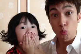 爸爸比女儿还年轻？“小鲜肉”老爸火了，父女俩经常被误认成情侣图片