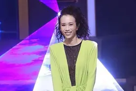 50岁莫文蔚礼服显廉价，裹身裙秀白皙美腿，脸部沟壑暴露年龄图片