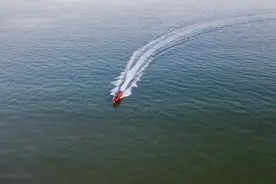 乘快艇观海美美的，艇儿每天也要睡觉，看看它们是如何上岸的吧图片