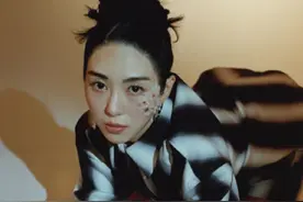 27岁韩女星官宣恋情！与男友甜蜜贴身依偎，曾遭十年霸凌四次轻生图片