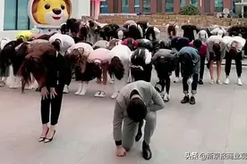 辛巴复出窘态：带货81元手机疑套路，高调直播致封路遭批图片
