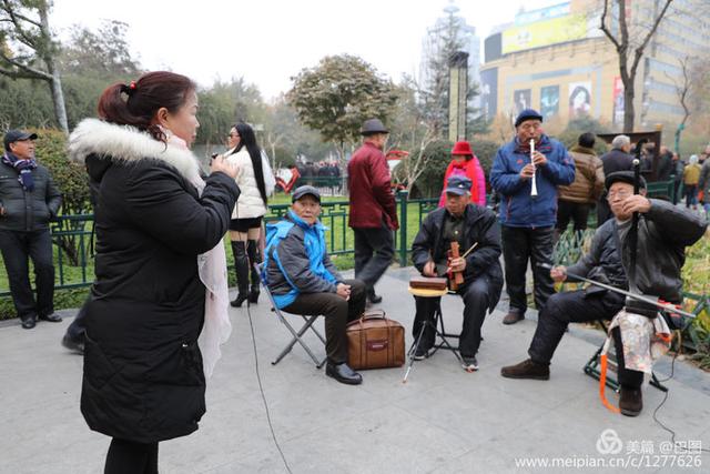 高手在民间，演出自娱自乐，洛阳周王城广场民间曲艺乐园