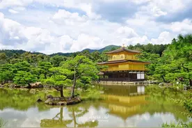 京都这座贴满金箔的建筑，被誉为国宝，是日本必打卡的景点之一图片